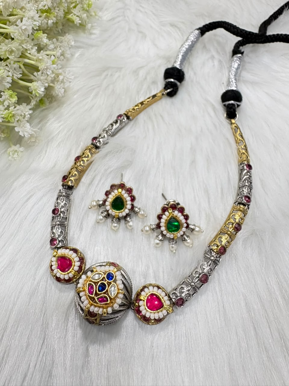 Rajatmukhi Dvayvarna Kundan Set | Minimal Dual Tone Kundan Pendant Necklace Set with Earrings & Ring | Indian Ethnic Jewellery