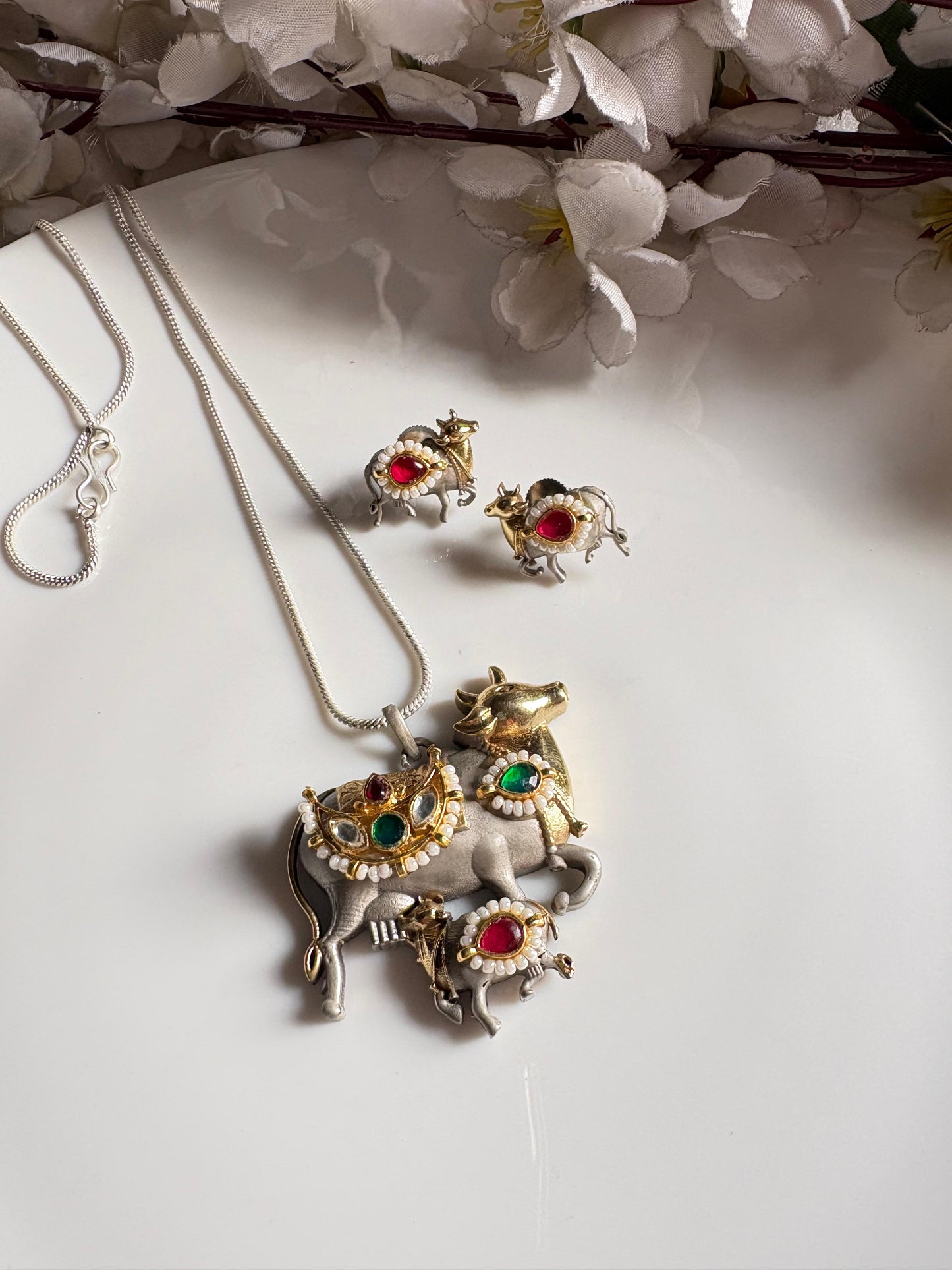 Kamla Gomayi Minimal Cow Motif Kundan Pendant Necklace with Matching Stud Earrings | Alankrent by Alankrent