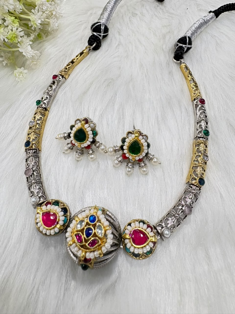 Rajatmukhi Dvayvarna Kundan Set | Minimal Dual Tone Kundan Pendant Necklace Set with Earrings & Ring | Indian Ethnic Jewellery