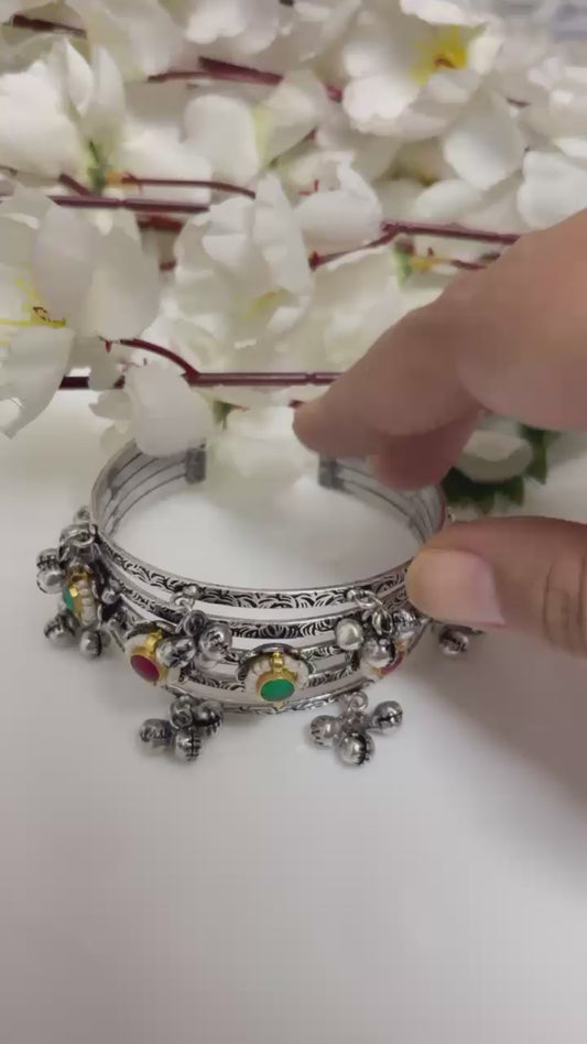 Swarangi Cuff – Gungharoo handcuff with Kundan fusion in Silver and Golden finish, handcrafted ethnic jewellery perfect for weddings, festive wear, and traditional outfits.