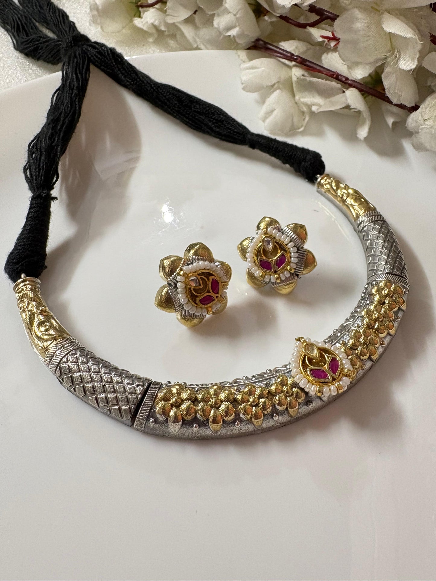 Dual-Tone Silver Lookalike Hasli Necklace Set with Pacchi Kundan & Stud Earrings | Designer Ethnic Jewellery – Alankrent