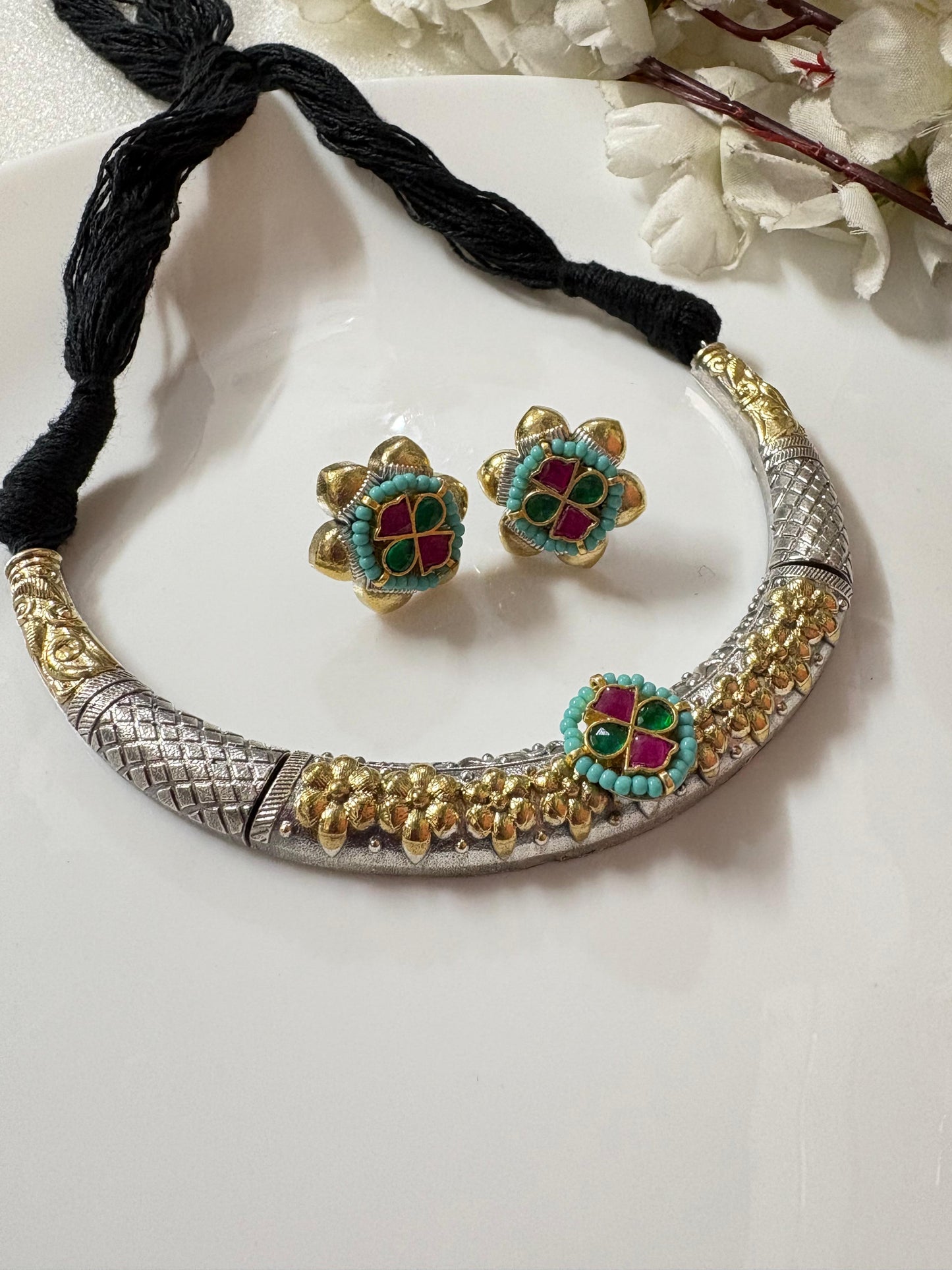 Dual-Tone Silver Lookalike Hasli Necklace Set with Pacchi Kundan & Stud Earrings | Designer Ethnic Jewellery – Alankrent